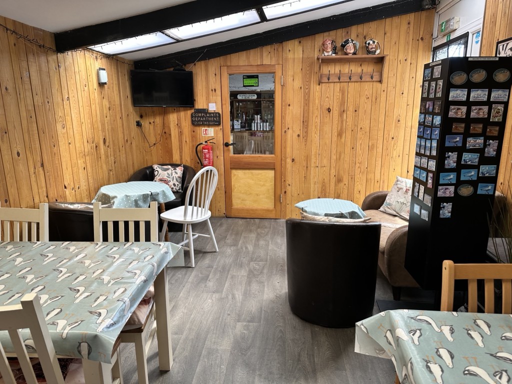 Lot: 82 - FREEHOUSE PUBLIC HOUSE, CAFÉ, OWNERS ACCOMMODATION, SOUVENIR SHOP, OUTSIDE AREAS AND PARKING - Café room